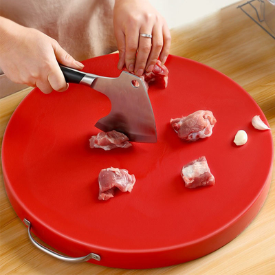 A cozinha do agregado familiar que cozinha ferramentas engrossa o PE plástico em volta do bloco de desbastamento cortado