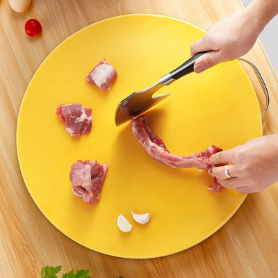 A cozinha do agregado familiar que cozinha ferramentas engrossa o PE plástico em volta do bloco de desbastamento cortado
